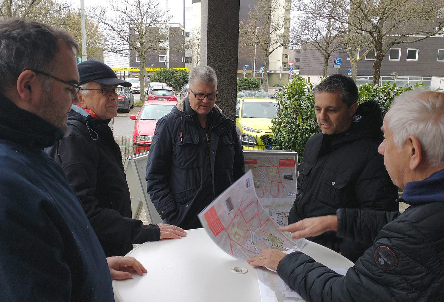 Infoveranstaltung vor Ort: Autofreier Bebel-Platz sorgt für Unmut bei den Anwohnern
