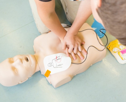 Erste-Hilfe-Kurse an weiterführenden Schulen gefordert (Foto: Symbolbild Canva)