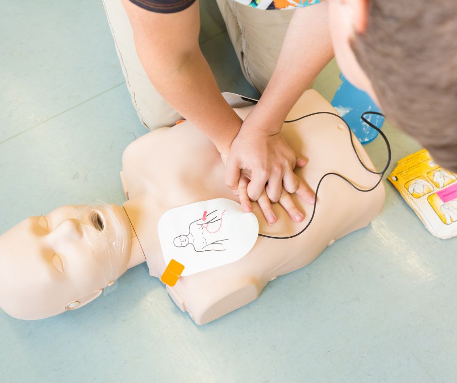 Erste-Hilfe-Kurse an weiterführenden Schulen gefordert (Foto: Symbolbild Canva)