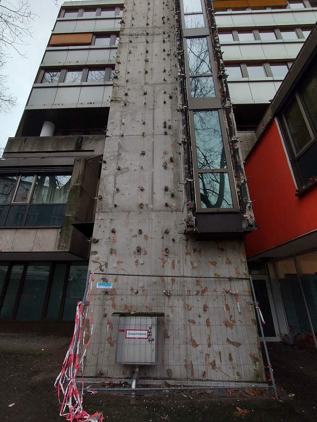 Fassade des Technischen Rathauses ist marode und verdreckt