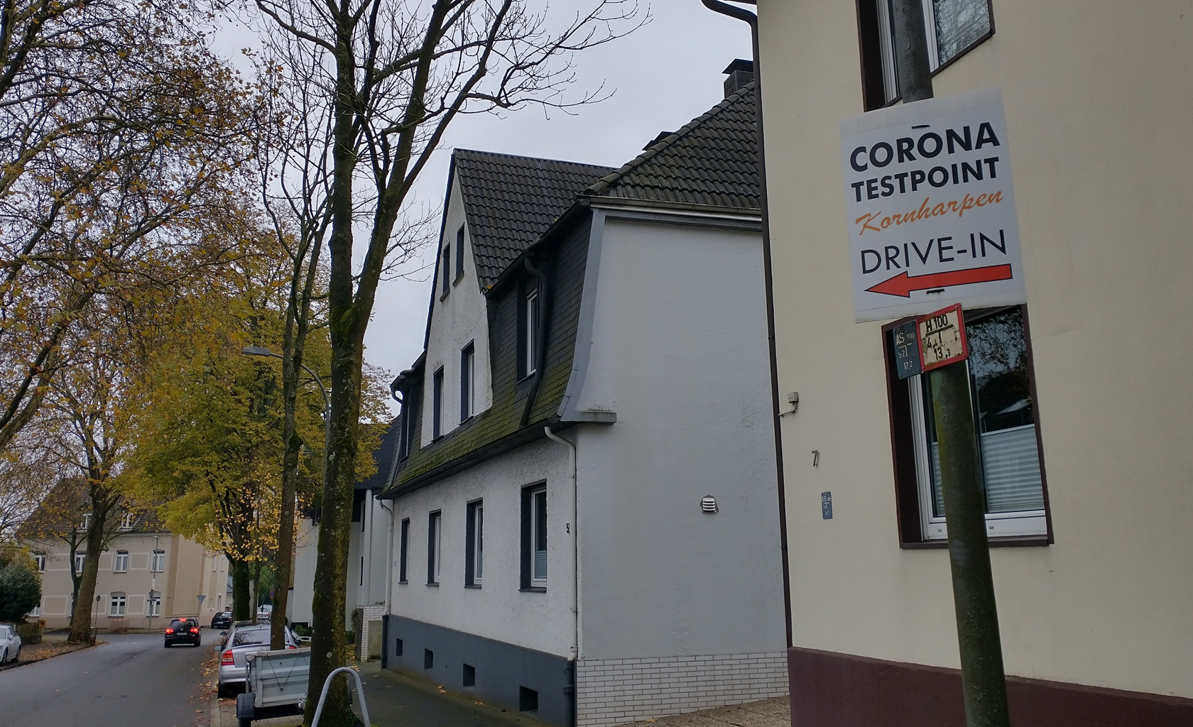 Kornharpen: Corona-Teststellen-Plakate sorgen für Irritationen